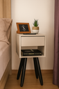 Ver imagem 4 de Mesa de Cabeceira Retrô 30cm MDF Off White com Pés Palito Marrom  – Vai Montada