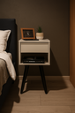 Ver imagem 5 de Mesa de Cabeceira Retrô 30cm MDF Off White com Pés Palito Marrom  – Vai Montada
