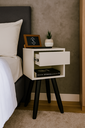 Ver imagem 3 de Mesa de Cabeceira Retrô 30cm MDF Off White com Pés Palito Marrom  – Vai Montada