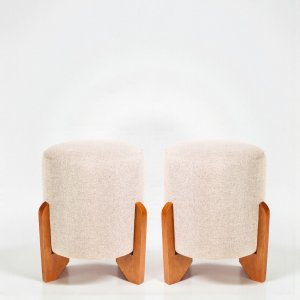 Kit 02 Puff Piave Decorativo Tecido Linho Banqueta Redondo Pés de Madeira Maciça