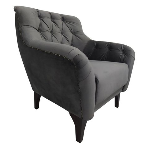 Poltrona Decorativa em Veludo Cinza com Tachas e Pés de Madeira Maciça Shaula Harmônica Móveis