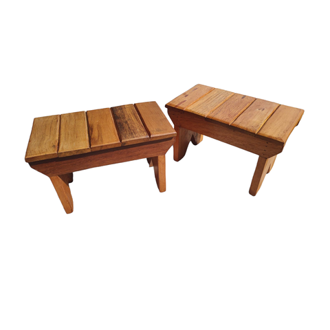 Banquinho ripado em madeira cor natural