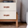 Mesa de Cabeceira Cama Quarto Mini Cômoda Gaveteiro com Puxador em Couro Sonetto - Offwhite/freijó - 4