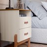Mesa de Cabeceira Cama Quarto Mini Cômoda Gaveteiro com Puxador em Couro Sonetto - Offwhite/freijó - 2