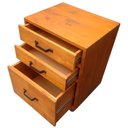 Ver imagem 2 de Gaveteiro de Madeira Pinus com 3 Gavetas e 4 Rodízios Tonalidade Castanheira