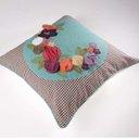 Ver imagem 2 de Capa de Almofada Xadrez e Aplique de Flores