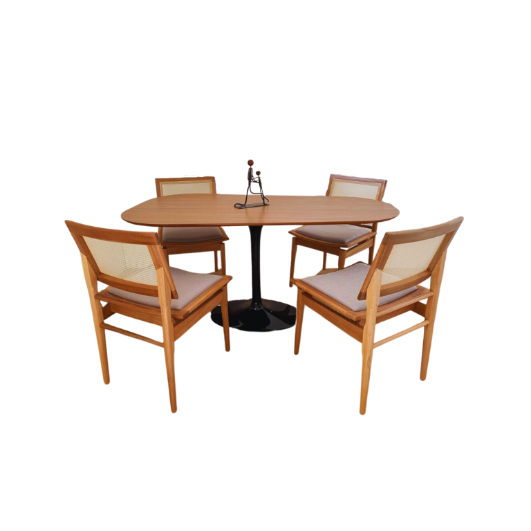 Saarinen Organica Oval Preta 140x90 em Freijo Modelar Art Moveis