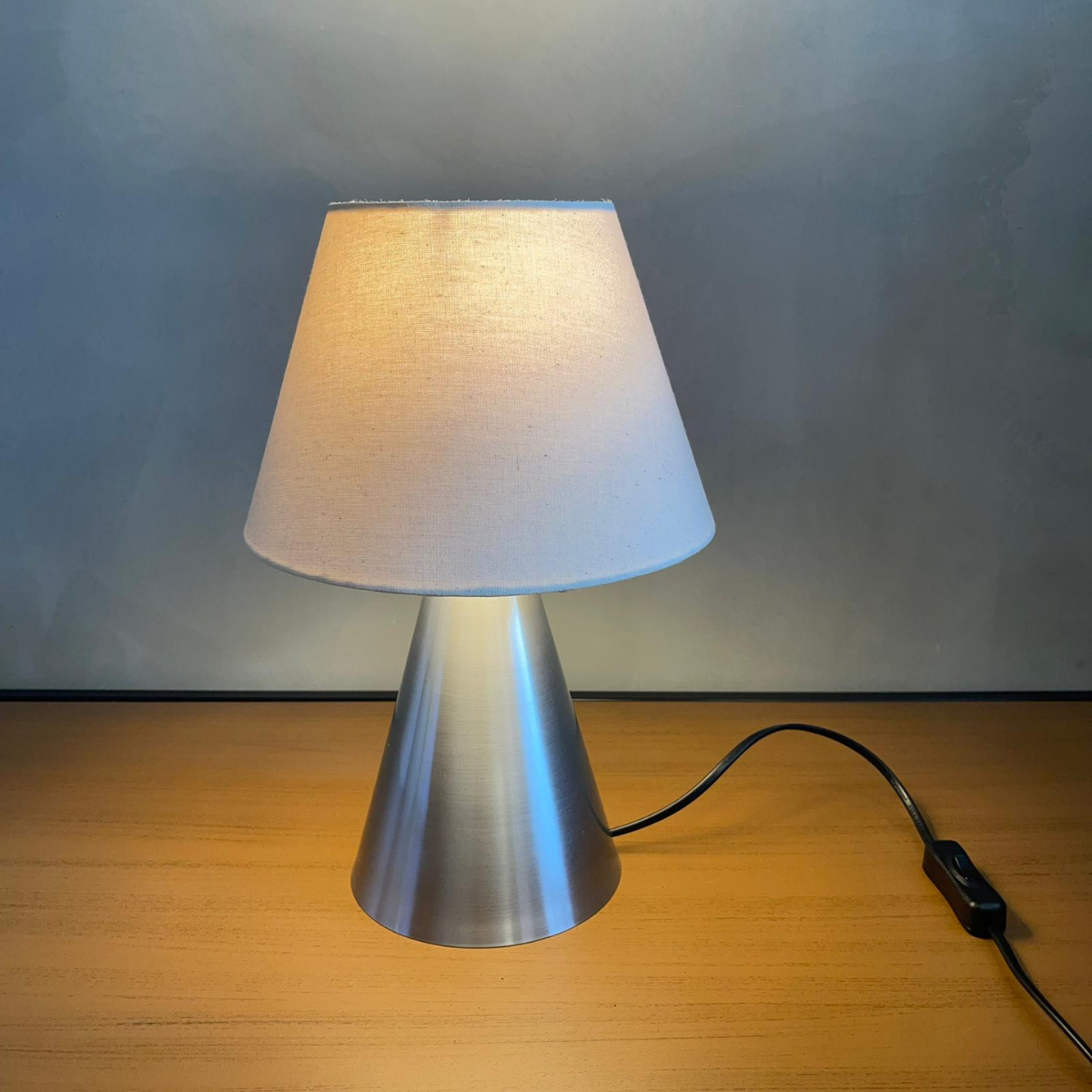 Abajur Luminária de Mesa Cone Escovado com Cúpula de Algodão Bege para ...