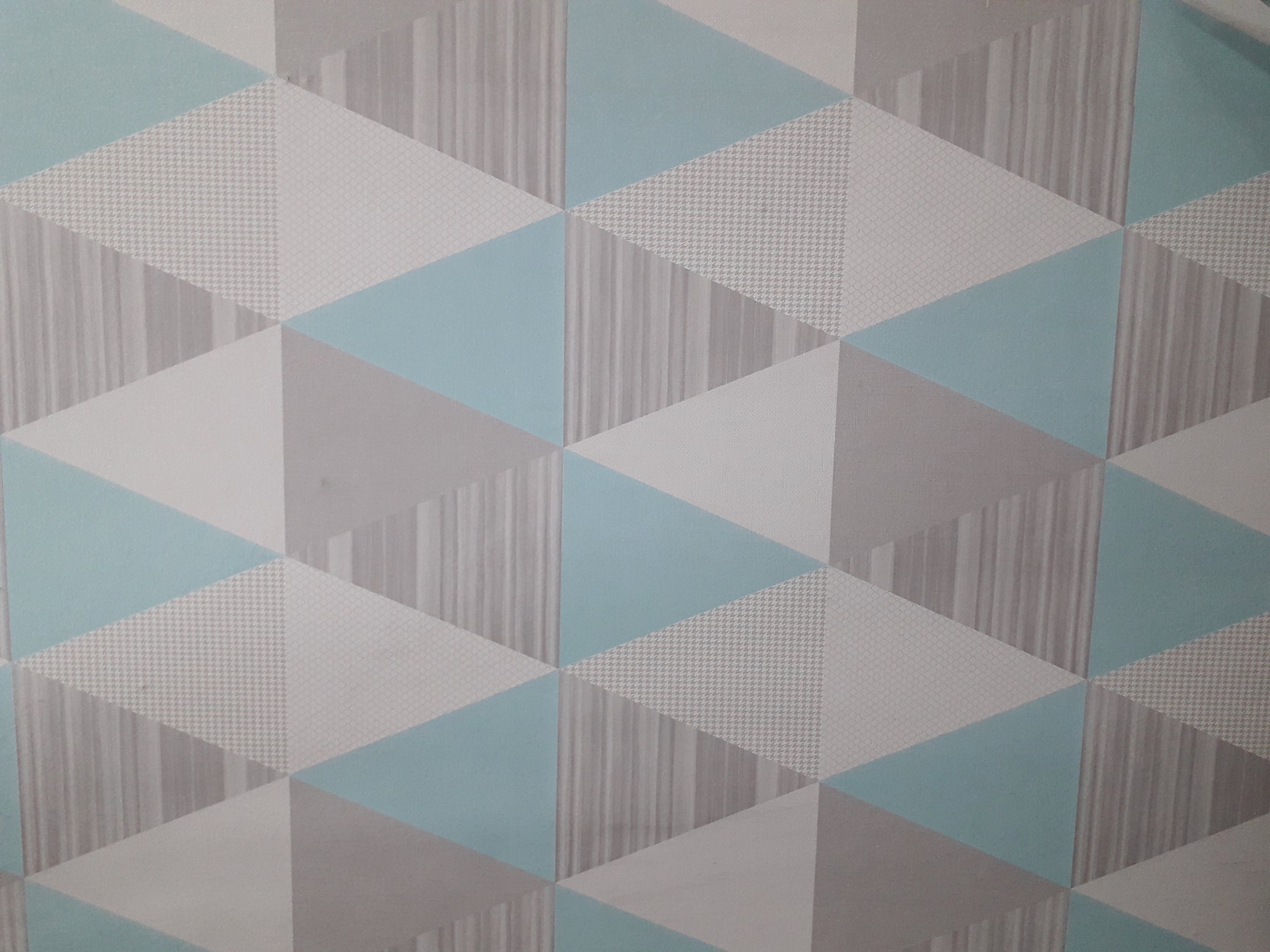 papel de parede vinilico - geometrico triângulo cores variada- cores azul\cinza\branco - medida 0.53