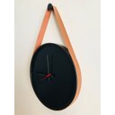 Ver imagem 2 de Relógio Decorativo Adnet Preto Alça Corino Caramelo Mostrador Preto Ponteiro Preto 20cm Redondo