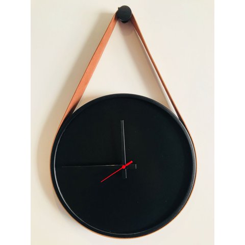 Relógio Decorativo Adnet Preto Alça Corino Caramelo Mostrador Preto Ponteiro Preto 20cm Redondo