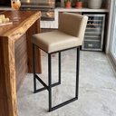 Ver imagem 1 de Banqueta Alta Viena Estofada com Encosto Base de Ferro Preta para Bancada Cozinha Área Gourmet Corin
