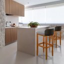 Ver imagem 2 de Kit 2 Banqueta Alta Bar Balcão Onix Banco Área Gourmet Sacada Pés Madeira Cor Bege Detalhe em Preto