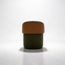 Ver imagem 2 de Puff Orgânico Belli em Linho Premium Verde e Encosto Corino Caramelo Sapatas Plasticas