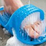 Chinelo Lava Pes com Escova Massageador Esfoliante Ventosa Limpa e Lixa para Banho - 4