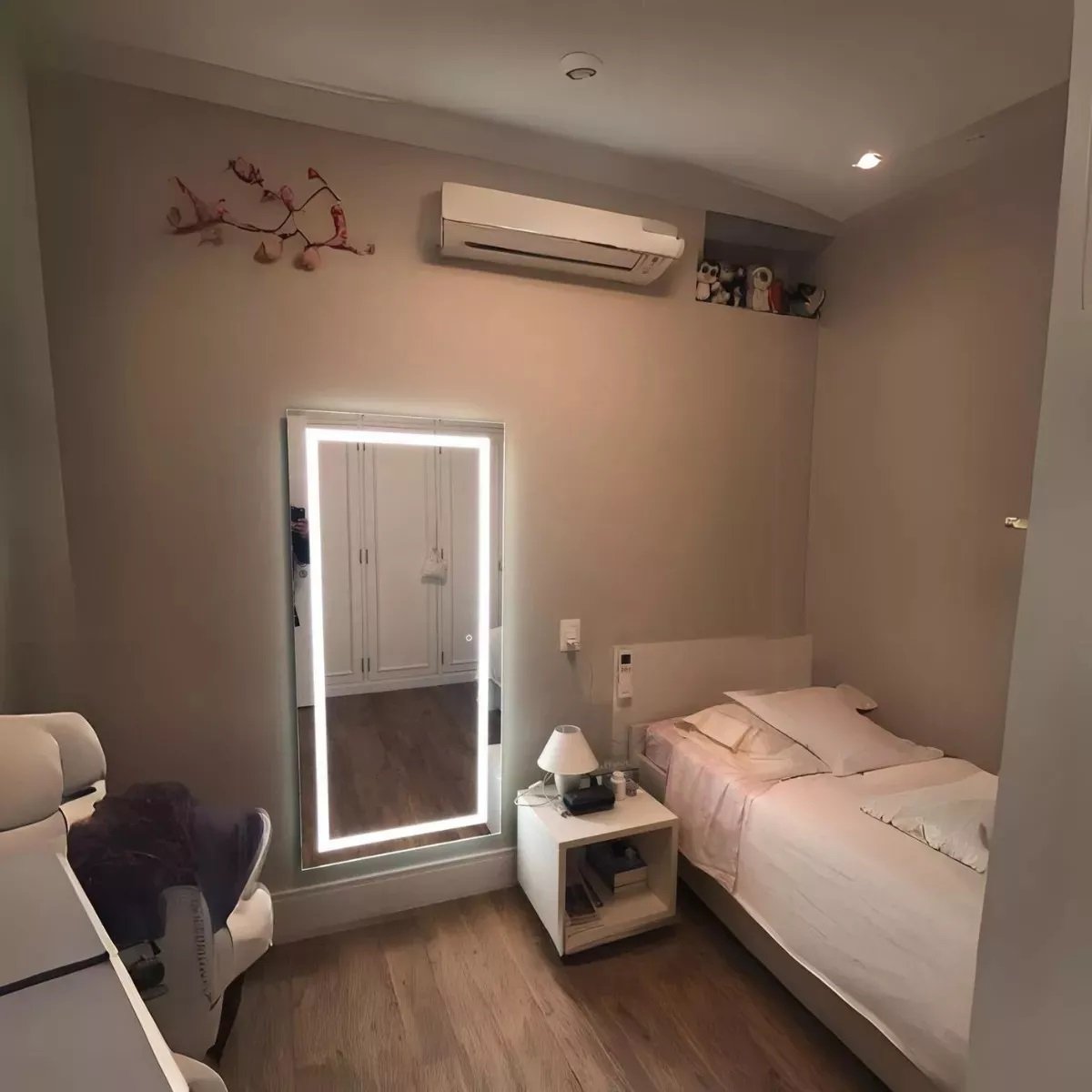 Ver imagem 3 de Espelho Jateado Iluminado com Led Frio e Touch 130x100cm Vertical