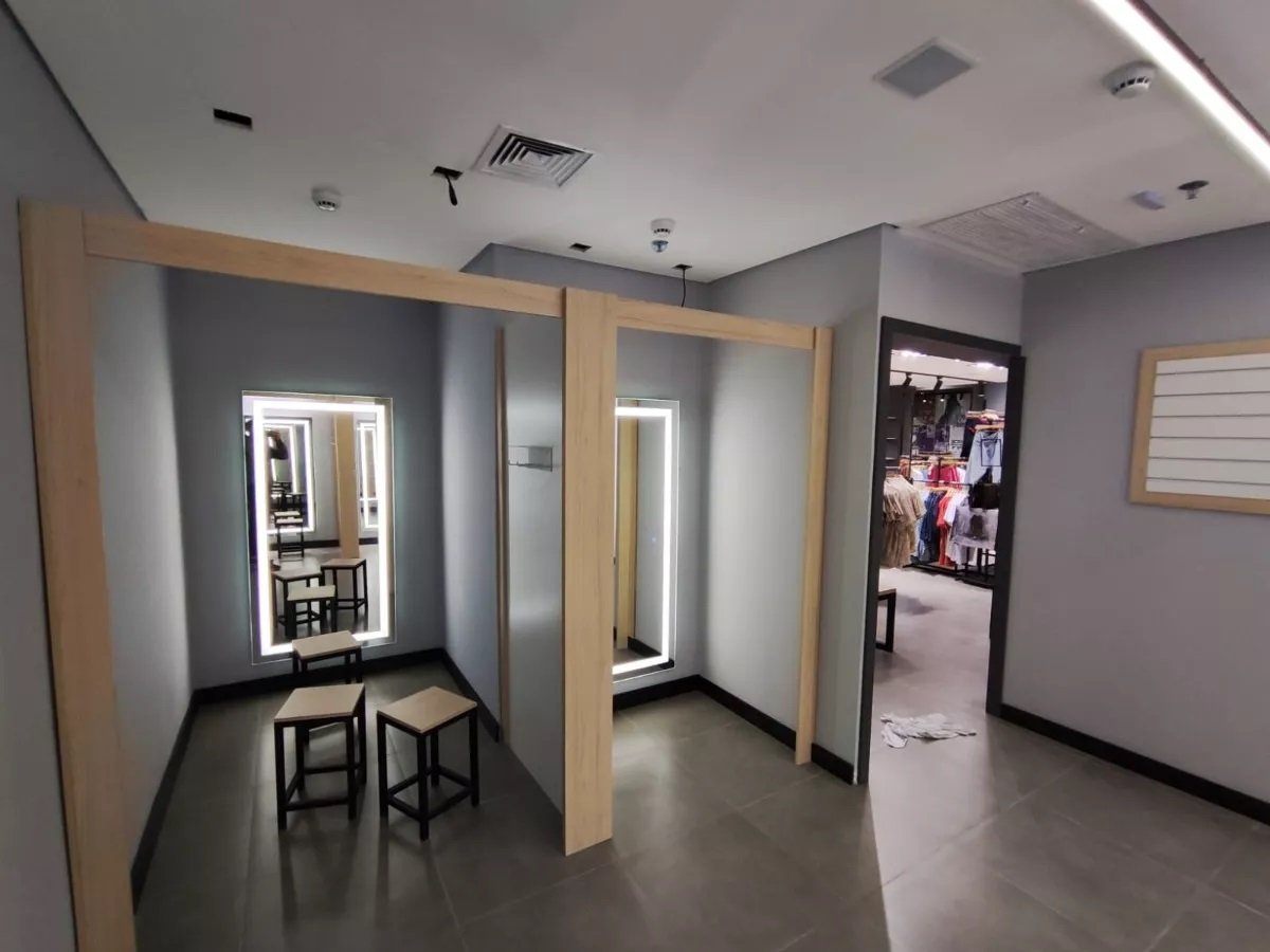 Ver imagem 2 de Espelho Jateado Iluminado com Led Frio e Touch 130x100cm Vertical