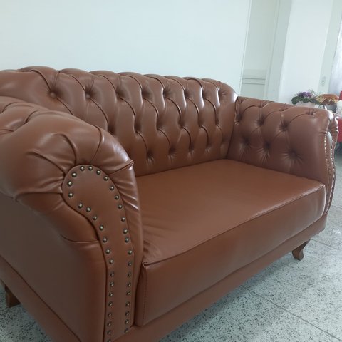 Namoradeira Chesterfield 2 Lugares 1,42cm Corino Caramelo