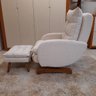 Poltrona Clarice Pé Aranha Balanço com Puff Linho Premium Off White - 3