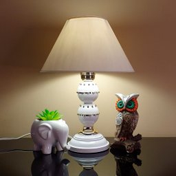 Abajur Moderno Luminária Quarto Sala Perry Branco e Dourado - 2