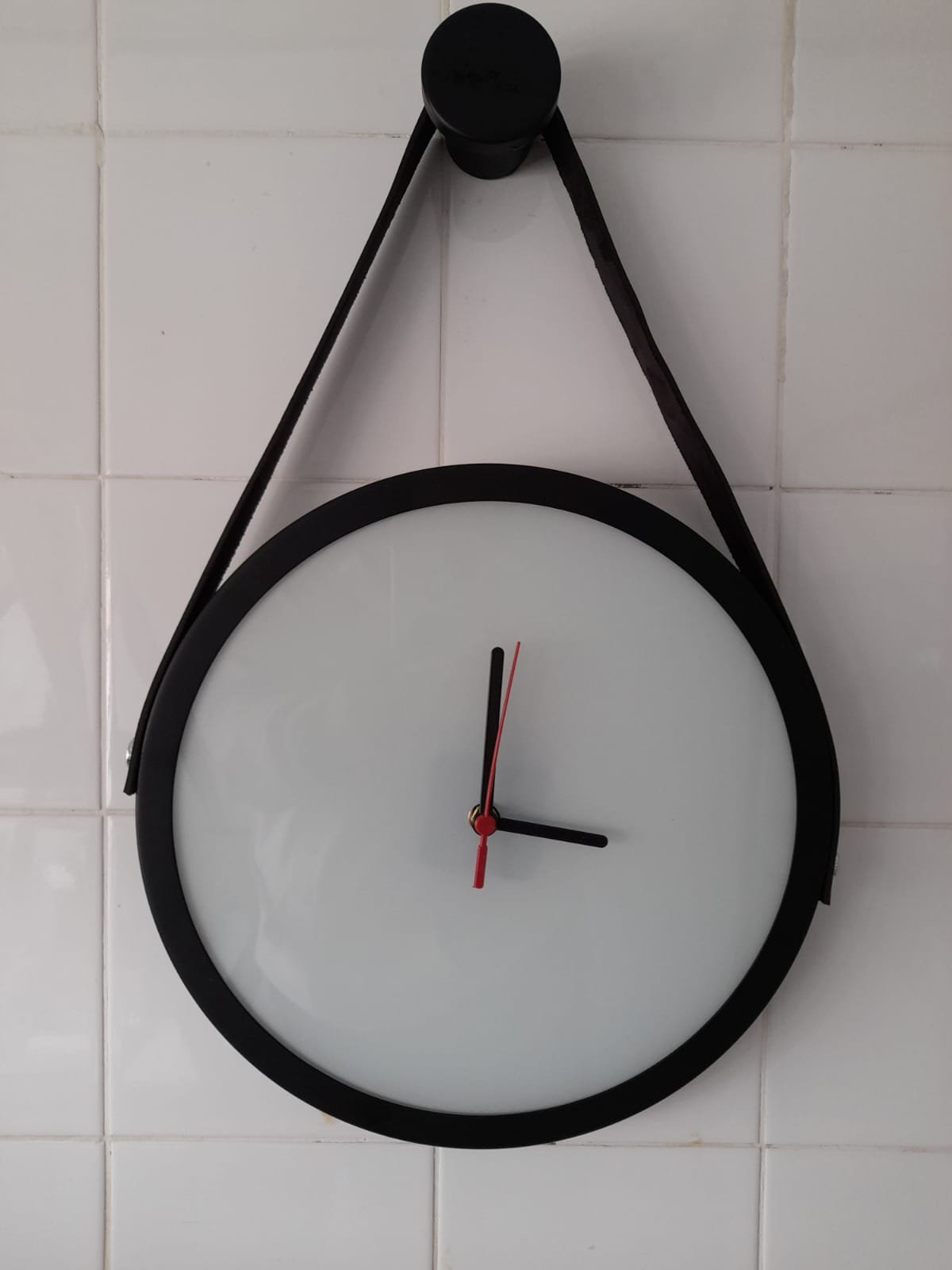 Relógio Adnet Preto Alça Preta Fundo Branco 30 cm Pino Pendurar - 3