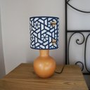 Ver imagem 3 de Abajur Mesa Base Cerâmica Rústica e Cúpula Arabescos Azul Escuro Bivolt