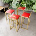 Ver imagem 1 de Jogo Mesa Alta Bistrô Quadrada Vidro 4 Banquetas Estofado Vermelho Confort Ind Dourado Don Castro