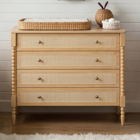 Cômoda 4 Gavetas Madeira Maciça Cor Carvalho Malva e Palha Rattan
