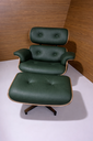 Ver imagem 2 de Poltrona Charles Eames com Puff - Couro Verde Militar 257 - Pau-Ferro