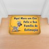 Tapete Decorativo Emborrachado Amarelo Aqui Mora um Cão Feliz e Sua Família - 60x40 cm - 1