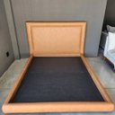 Ver imagem 6 de Conjunto Cabeceira e Base Cama Mônaco Couro Sintético Caramelo Queen