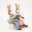 Ver imagem 2 de Casal de Coelhos em Palha Sentados Lendo Decoração 30cm