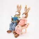 Ver imagem 3 de Casal de Coelhos em Palha Sentados Lendo Decoração 30cm