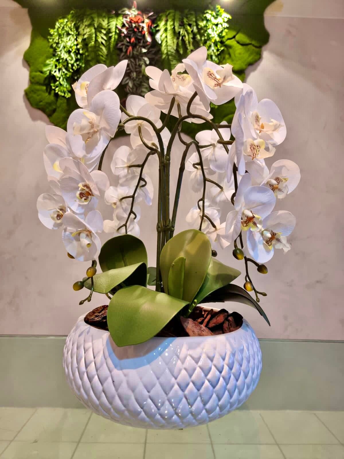 Arranjo Artificial 4 Orquídeas Brancas Vaso de Cerâmica Branco