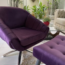 Kit Poltrona Giovana Giratória Cromado, Puff Capitonê Luxo e Almofadas em Sued Premium:roxo - 3