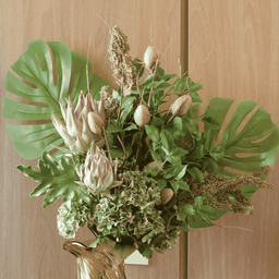 Arranjo de Flores com Proteas e Folhagem Verde em Vaso de Cristal Âmbar | Beleza Atemporal Formosinh - 2