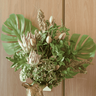 Arranjo de Flores com Proteas e Folhagem Verde em Vaso de Cristal Âmbar | Beleza Atemporal Formosinh - 2