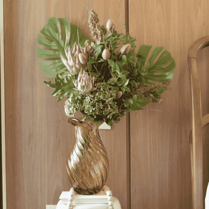 Arranjo de Flores com Proteas e Folhagem Verde em Vaso de Cristal Âmbar | Beleza Atemporal Formosinh