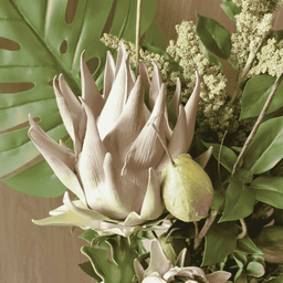 Arranjo de Flores com Proteas e Folhagem Verde em Vaso de Cristal Âmbar | Beleza Atemporal Formosinh - 6