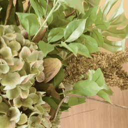 Arranjo de Flores com Proteas e Folhagem Verde em Vaso de Cristal Âmbar | Beleza Atemporal Formosinh - 3