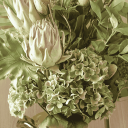 Arranjo de Flores com Proteas e Folhagem Verde em Vaso de Cristal Âmbar | Beleza Atemporal Formosinh - 4