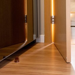 Trava Porta Magnético Autoadesivo 3m Prendedor de Portas Universal Dourado Comfort Door - 9