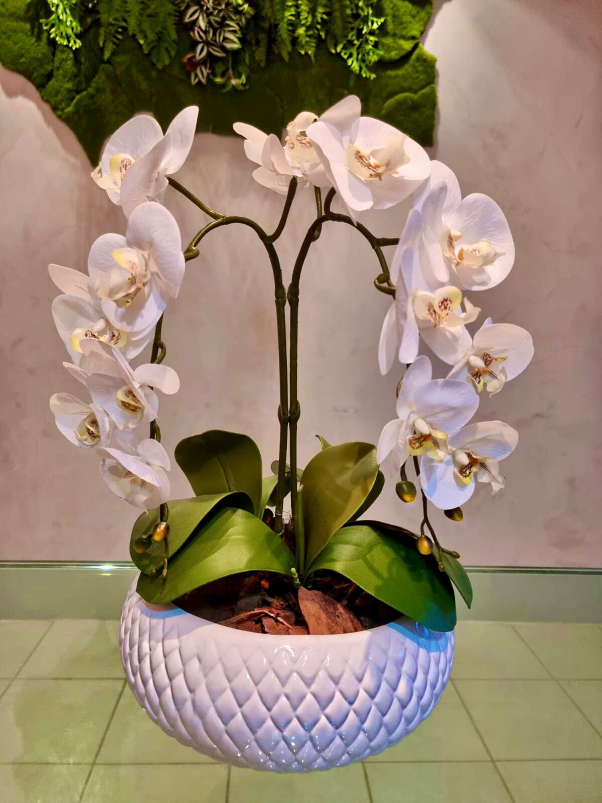 Arranjo Artificial 2 Orquídeas Brancas Vaso de Cerâmica Branco - 1