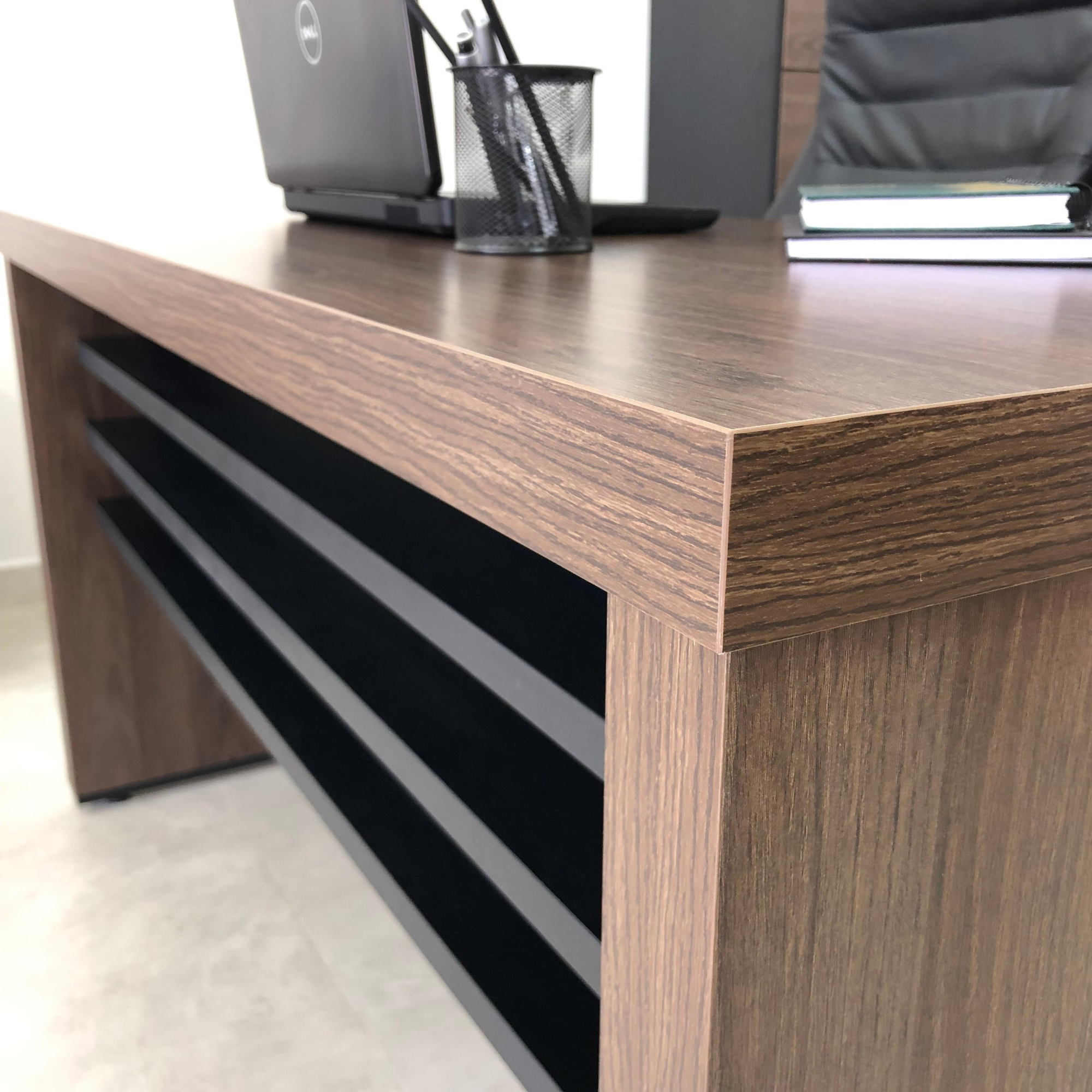 Mesa para Escritório 1,35m Tamburato Robusta e Elegante - 19