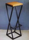 Ver imagem 2 de Banqueta para Balcão de Bar e Cozinha com Suporte Pés de Metalon Assento de Madeira - Preto