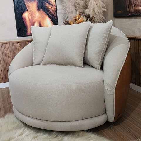 Poltrona Ayla Fixa Pés de Madeira - Redonda, Almofadas, Linho Bege Sintético Caramelo, Orgânico