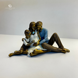 Escultura Decorativa Família Casal Filha e Mãe Grávida - 2