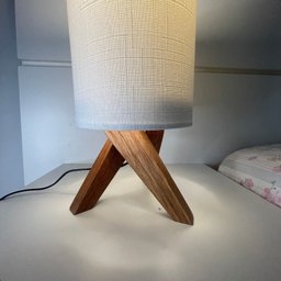 Abajur de Mesa Luminária Tripé Decorativo Cor Branco para Criado Cabeceira Quarto Sala - 5