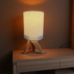 Abajur de Mesa Luminária Tripé Decorativo Cor Branco para Criado Cabeceira Quarto Sala - 1