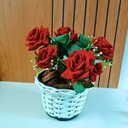 Ver imagem 1 de Vasos Trançado em Vime com Buque de Rosas Vermelhas - Branco